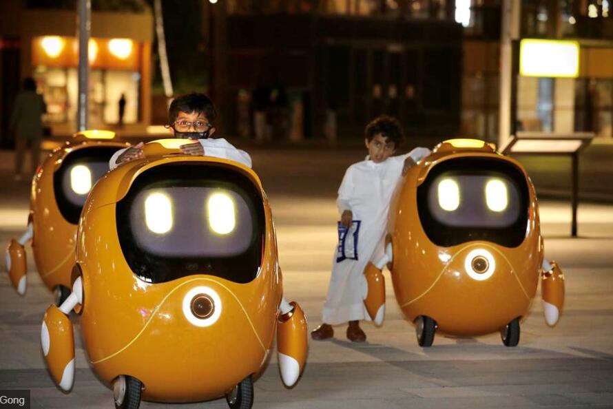 Children_pose_with_Opti,_one_of_the_robot_mascots_at_Expo_2020_Dubai_that_is_developed_by_Terminus..jpg